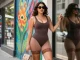 GOKIL33 V Colombian Shapewear Galess menampilkan perempuan percaya diri dengan fashion di perkotaan.