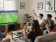 Menonton live streaming bola berkualitas tinggi bersama teman di ruang tamu yang nyaman